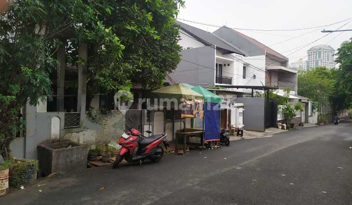 Old habitable house, land only, in the Kebayoran Lama area. South Jakarta.