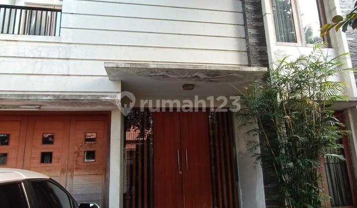 Dijual rumah bagus siap huni. Lokasi bagus jalan lebar di kebon jeruk berbatasan jakarta barat dan jakarta selatan
