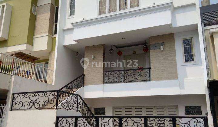 Rumah 3 lantai, 9x20m Semi furnished dekat Toll PIK  1