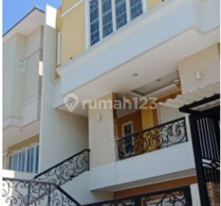 Rumah 3 lantai, 9x20m Semi furnished dekat Toll PIK  2