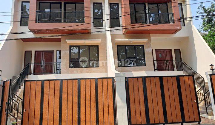 Rumah Baru 3 Lantai ada Pool area Ragunan Jakarta Selatan 1