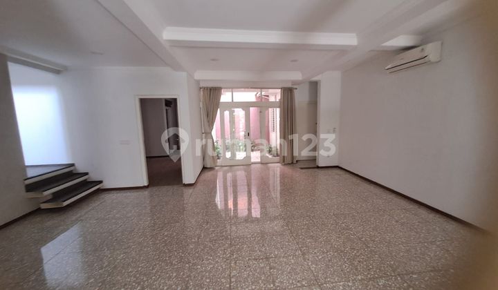 DISEWAKAN RUMAH AREA KEBAYORAN BARU JAKARTA SELATAN