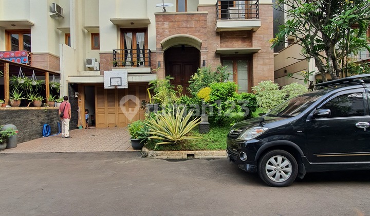 RUMAH 3 LANTAI DALAM TOWN HOUSE CILANDAK JAKARTA SELATAN