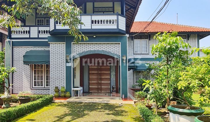 Rumah Cantik Dengan Kolam Renang Dan Kebun Luas di Jagakarsa