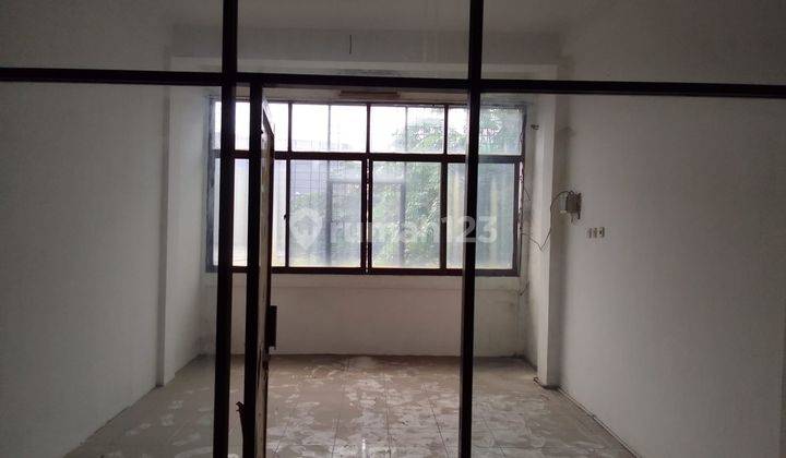 Disewakan Ruko di Tanjung Duren, Jalan Raya, Lt. 70m2, Lb.4x15 + 80m2, 3 Lantai, Jakarta Barat 2