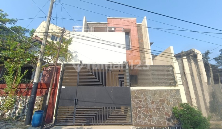 Rumah Jual 2 Lantai SHM di Lempongsari, Gajahmungkur, Semarang 1