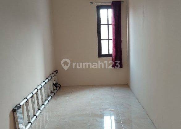 ruang keluarga rumah baru renovasi siap huni