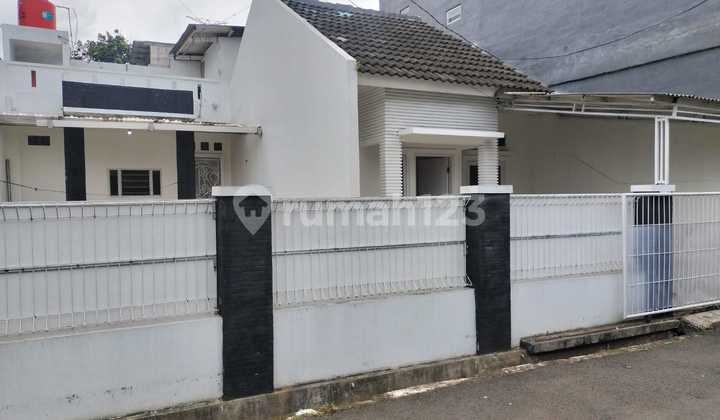 Rumah sederhana siap huni tanah luas 135 m2 di mustikajaya Bekasi Rumah sederhana siap huni tanah luas 135 m2 di mustikajaya Bekasi