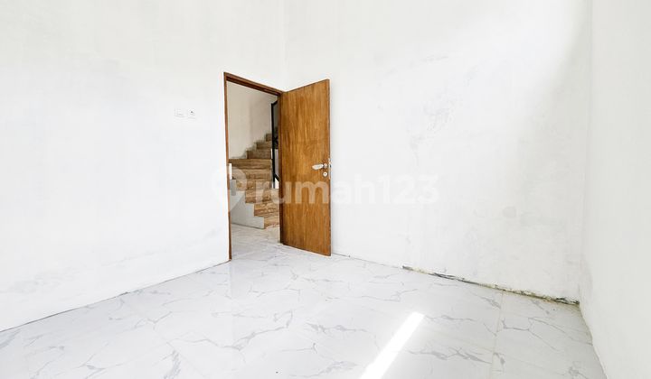 Rumah baru renovasi 2 lantai siap huni di pondok ungu permai  2