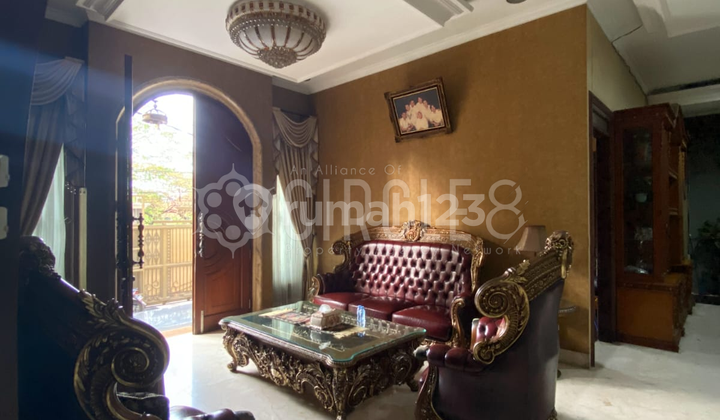 Rumah mewah semi furnished di Kiaracondong