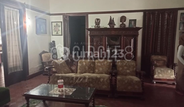 Rumah luas antik di daerah Sayap Dago, Bandung 2