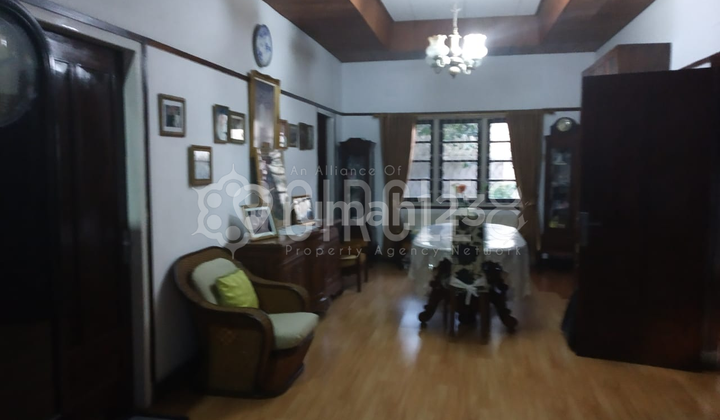 Rumah Besar Hitung Tanah di Sayap Dago, Bandung