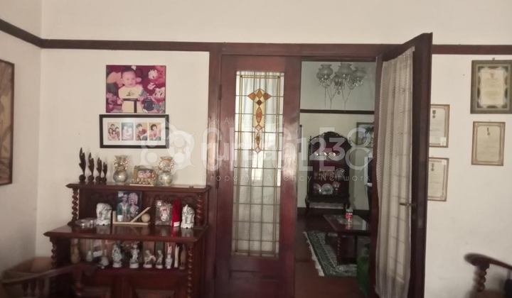 Rumah luas antik di daerah Sayap Dago, Bandung