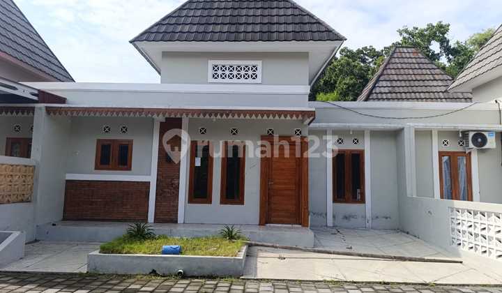 Konsep Klasik Modern Atap Limasan di Prambanan Cuma 400Jtan 400 Meter Dari Rs Pku Muhammadiyah Konsep Klasik Modern Atap Limasan di Prambanan Cuma 400Jtan 400 Meter Dari Rs Pku Muhammadiyah