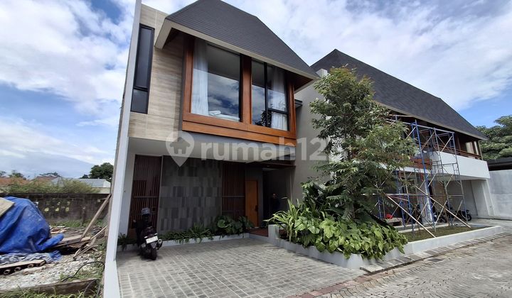 Cuma 4 Menit ke Transmart Rumah Mewah 2 Lantai di Sleman Cuma 4 Menit ke Transmart Rumah Mewah 2 Lantai di Sleman