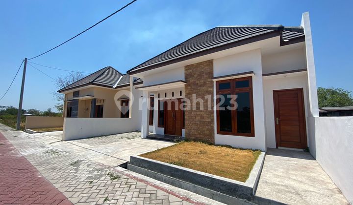 Selling a House in the Center of Klaten City Only 415Jt Type 45/89M2 in a One Gate System Housing Near the Station Selling a House in the Center of Klaten City Only 415Jt Type 45/89M2 in a One Gate System Housing Near the Station