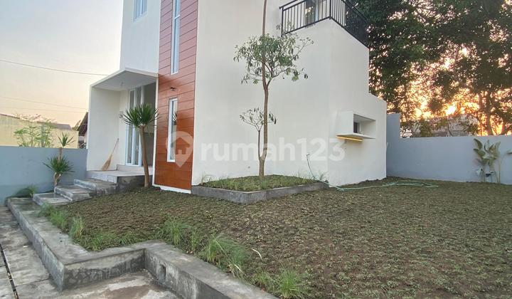 Ready-to-Occupy 2-Story House with 90/205M2 Type, Carport Fits 4 Cars, Located 2.1Km to North Ring Road. 2