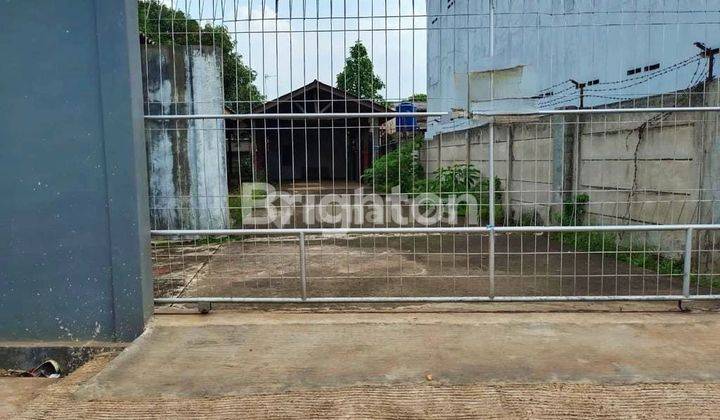 Gudang di lokasi strategis di pinggir jalan raya di pusat distribusi 2