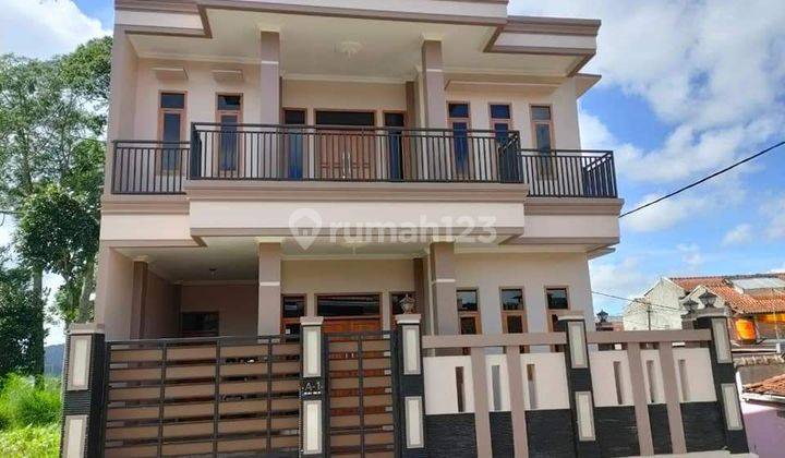 Rumah Villa 2 Lantai Hadap Utara Bagus di Cikole Lembang 1