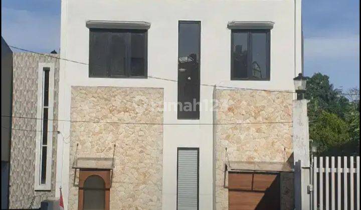 Disewakan Rumah 2 Lantai Bagus Furnished SHM di Dago, Bandung 1