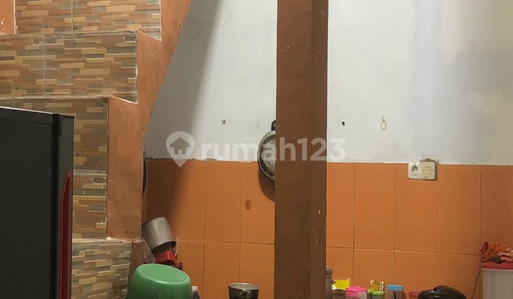 dapur rumah luas di perumahan taman