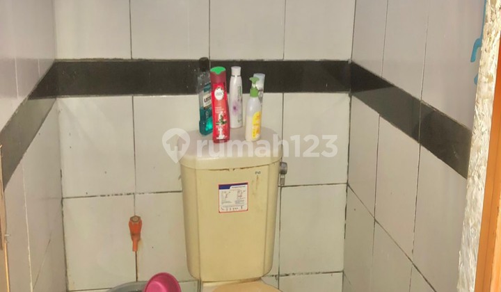 kamar mandi rumah luas di perumahan taman