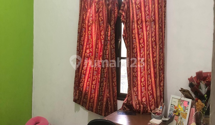 kamar tidur rumah luas di perumahan taman