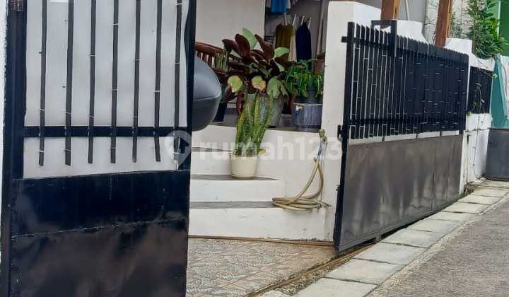 Single-story house near various business areas in Mekarsari, Depok.