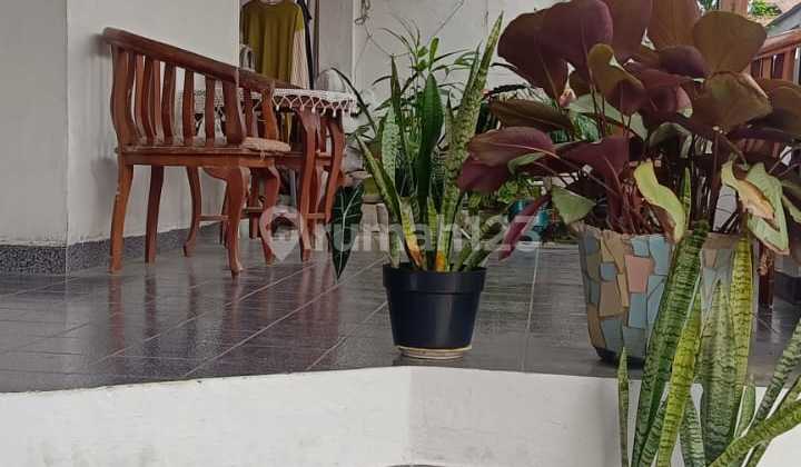 Single-story house near various business areas in Mekarsari, Depok.