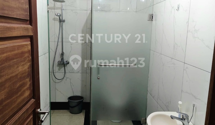 2½-Story Hook House with Elevator, Strategic Location in Cipinang 2