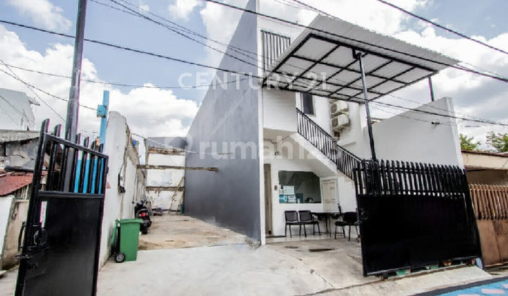 12-Room Boarding House or Boutique Hotel near Senen Station