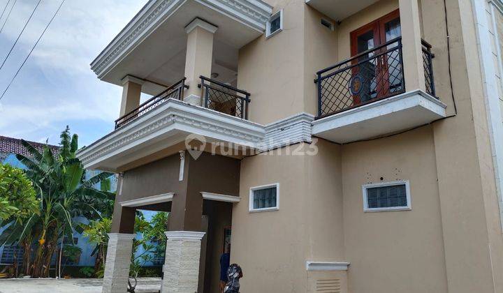 Rumah dengan halaman luas pinggir jalan raya, dekat JEC cocok untuk kantor atau hunian keluarga besar 2