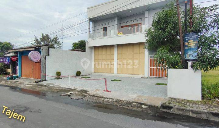 Ruko Baru 2 Lantai Siap Huni, Halaman Luas di Maguwoharjo Pinggir Jalan Utama 1
