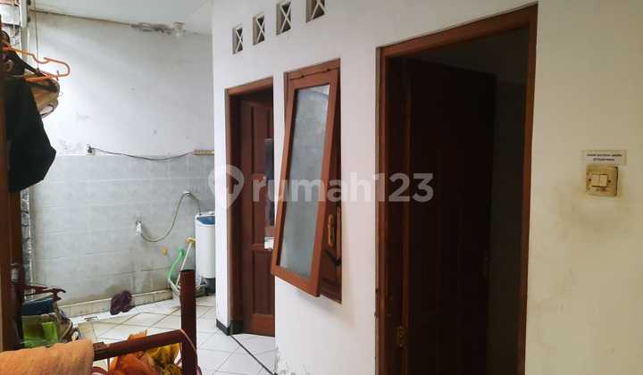Two-Story House Near Ambarukmo Plaza, Suitable for Residence or Renovated into a Boarding House. 2