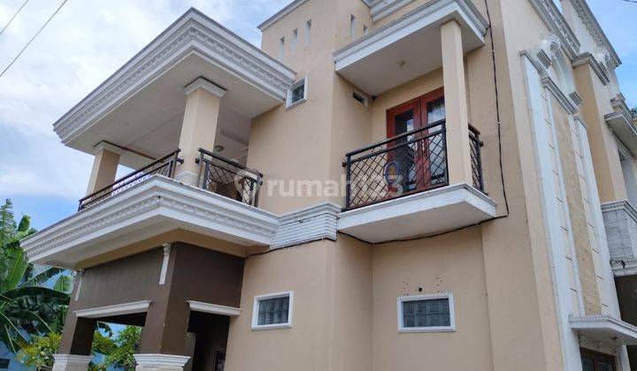 Rumah dengan halaman luas pinggir jalan raya, dekat JEC cocok untuk kantor atau hunian keluarga besar 1