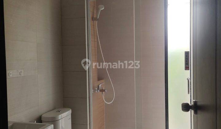 kamar mandi rumah di cluster flavio suvarna
