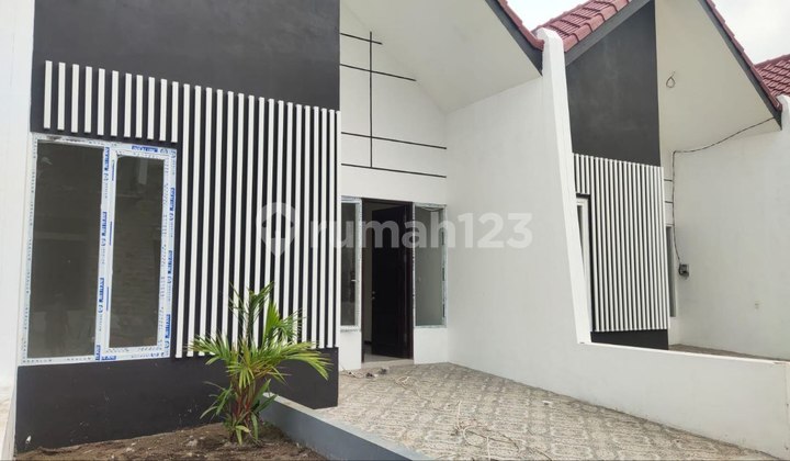 New House for Sale in Sulfat Malang with Car Access and Easy Accessibility 2