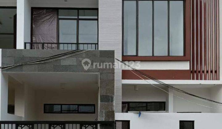 Rumah 2 lantai berada di tengah kota 1
