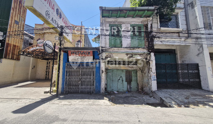 Old House with Two Road Access in Makassar City's Chinatown Area 1