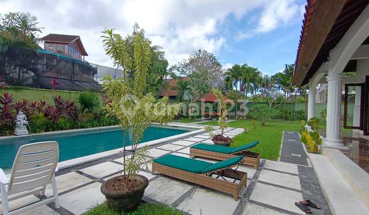 Villa with Rice Field View and Spacious Parking in Gianyar