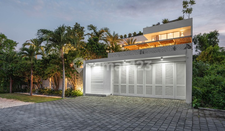 Luxury Villa With Panoramic Rooftop And Sea View At Ungasan