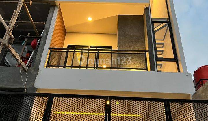 RUMAH 3 1/2 LANTAI ROOFTOP AKSES JALAN MUAT SATU MOBIL  TEBET TIMUR DALAM JAKARTA SELATAN  2