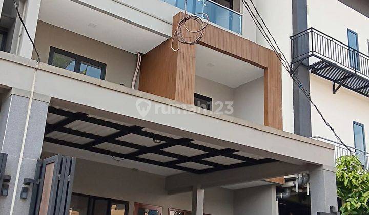 Rumah Tiga Lantai Dalam Komplek Pancoran Timur Jakarta Selatan 1