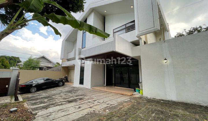 Rumah Tepi Jalan Non Cluster  Swimming Pool Di Kemang Jakarta Selatan  2