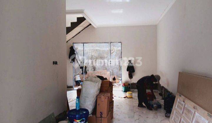 RUMAH MINIMALIS MODERN 3 LANTAI DI TEBET JAKARTA SELATAN  2