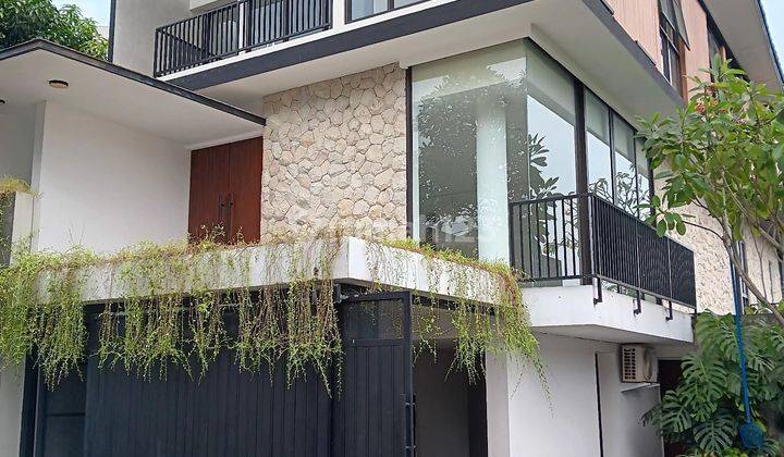 RUMAH TROPICAL MODERN TIGA LANTAI KOLAM RENANG DEKAT LIPPO KEMANG JAKARTA SELATAN  2