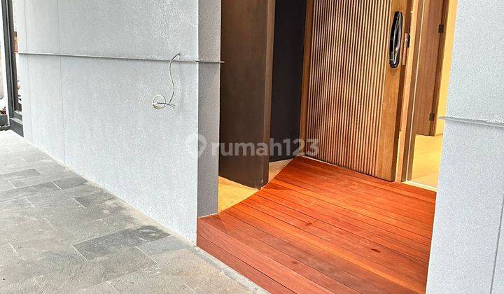 RUMAH MODERN TIGA LANTAI DI KEMANG UTARA JAKARTA SELATAN  2