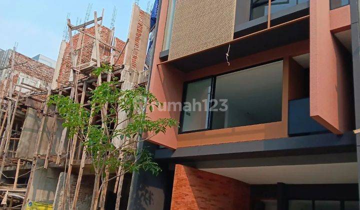 RUMAH MODERN TIGA LANTAI DI JERUK PURUT AMPERA JAKARTA SELATAN  2