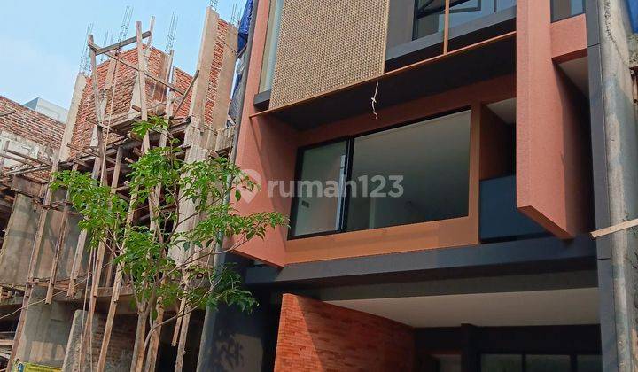 RUMAH MODERN TIGA LANTAI Di JERUK PURUT AMPERA JAKARTA SELATAN  1