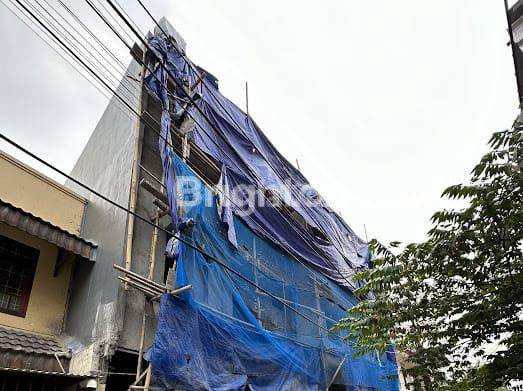 RUMAH BANGUNAN BARU 3 LANTAI DI TANJUNG DUREN 1